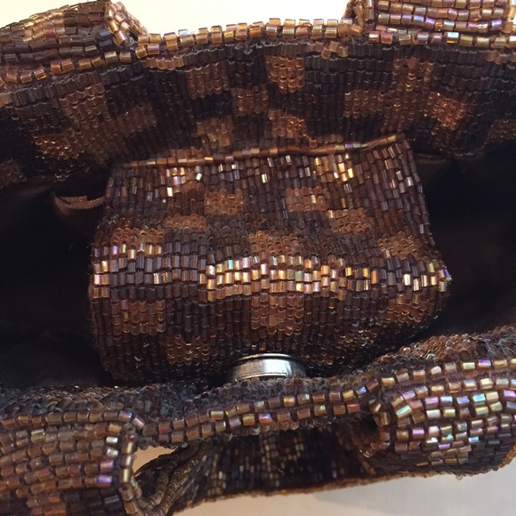 ๐โจ "Bead It!" Vintage Pierre Urbach Bronze Handbag โ A Dazzling Throwback โจ๐ - Picture 8 of 10